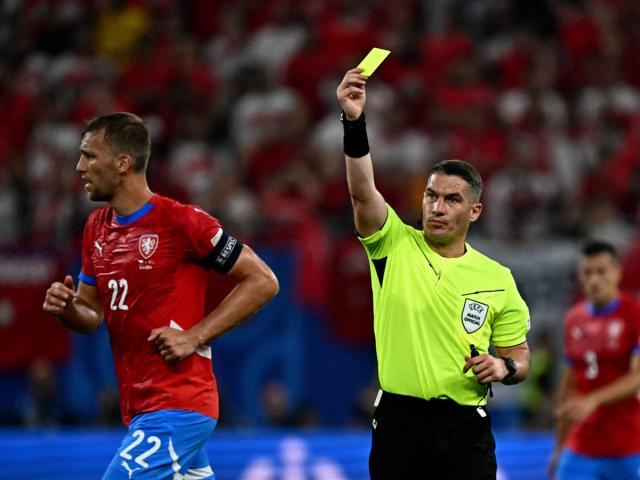 半岛·综合体育官网入口-小组赛鲜见红牌和点球，欧洲杯各队更谨慎了？