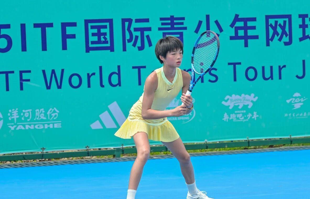 半岛体育-两战全胜！中国女网14岁小花闪耀世少赛：郑钦文王欣瑜后继有人